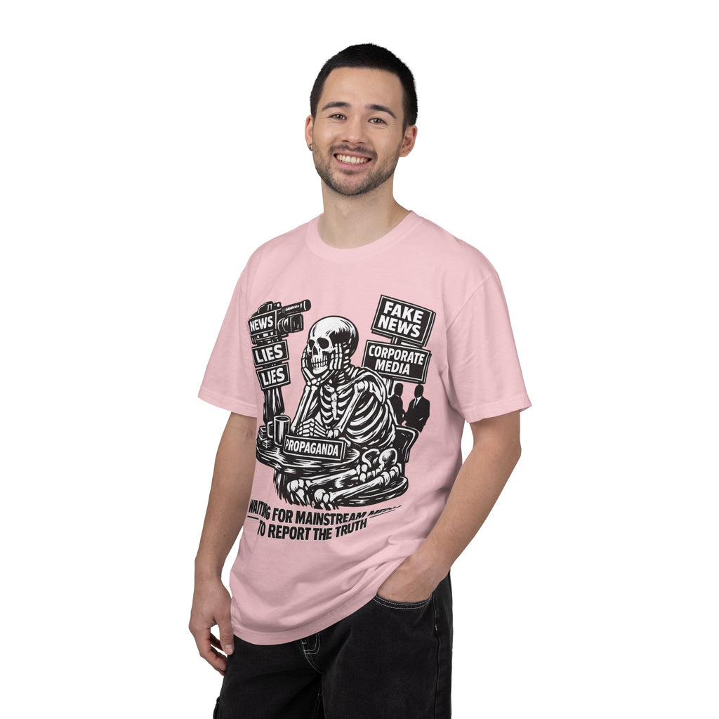 Skeptical Skeleton 'Waiting for Mainstream Media to Report the Truth' T-Shirt