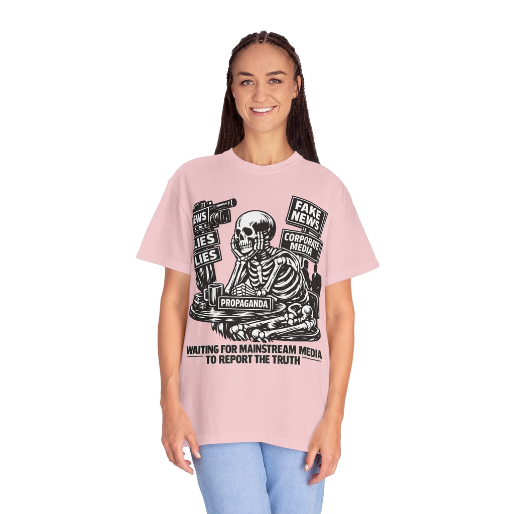 Skeptical Skeleton 'Waiting for Mainstream Media to Report the Truth' T-Shirt