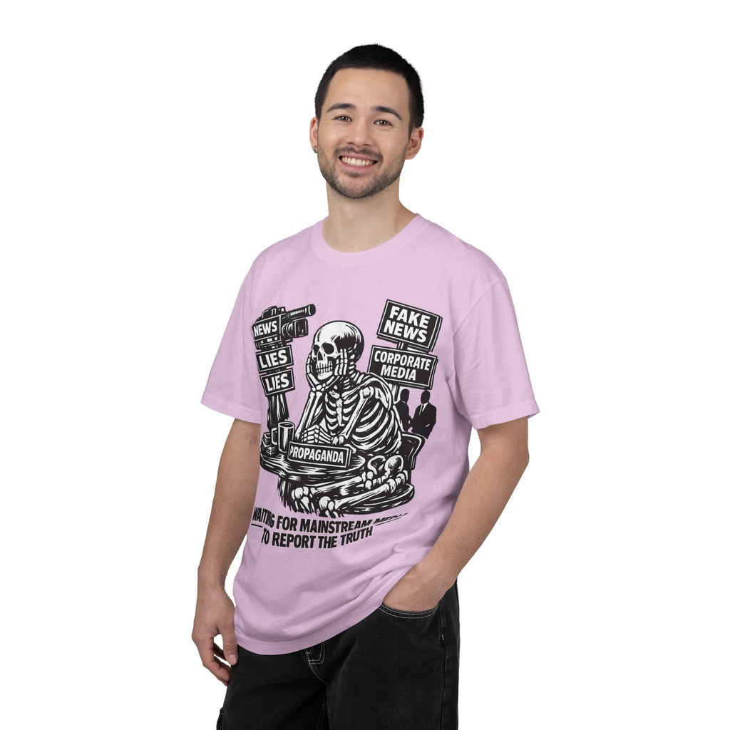 Skeptical Skeleton 'Waiting for Mainstream Media to Report the Truth' T-Shirt