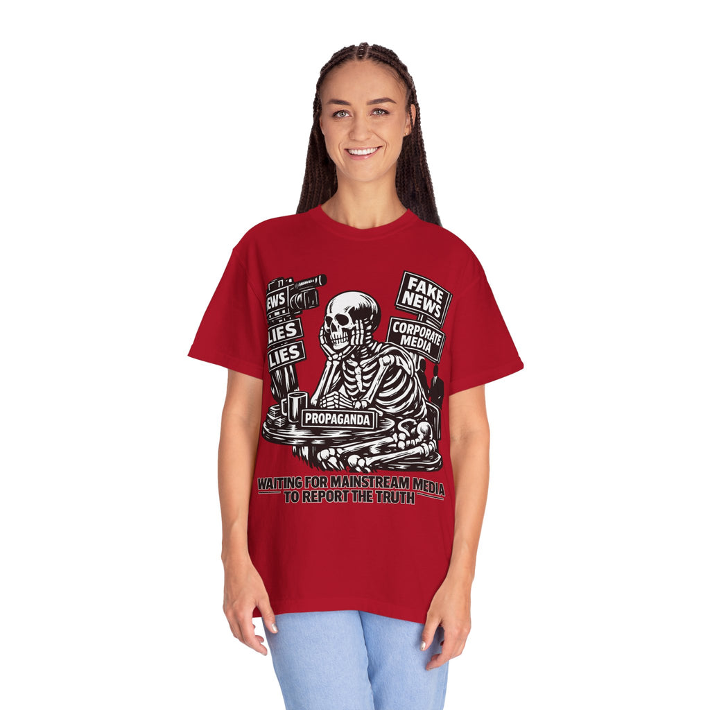 Skeptical Skeleton 'Waiting for Mainstream Media to Report the Truth' T-Shirt