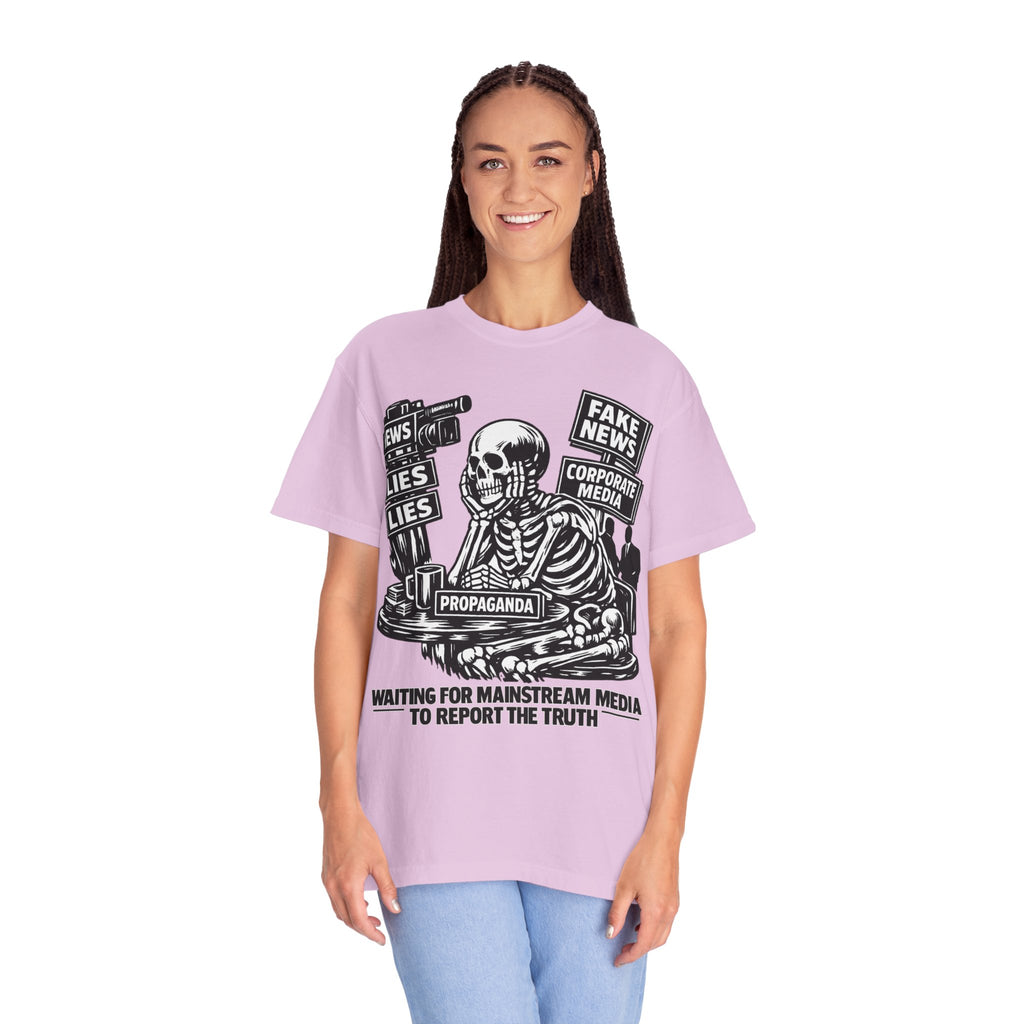 Skeptical Skeleton 'Waiting for Mainstream Media to Report the Truth' T-Shirt