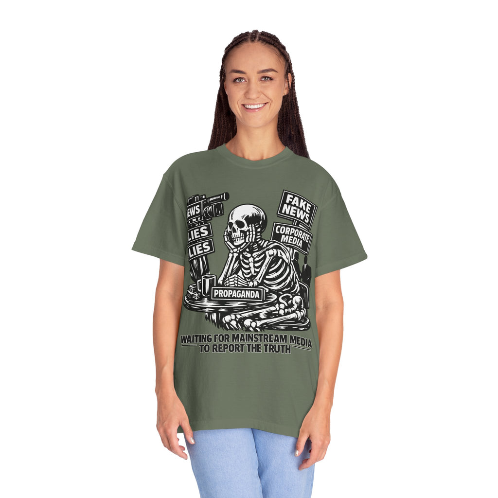 Skeptical Skeleton 'Waiting for Mainstream Media to Report the Truth' T-Shirt